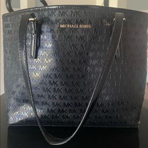 Selling nice Michael Kors handbag.